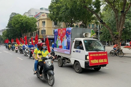 Các đơn vị đẩy mạnh tuyên truyền trên hệ thống phát thanh kết hợp cổ động trực quan, nhằm nâng cao ý thức phòng, chống dịch Covid-19 cho người dân.