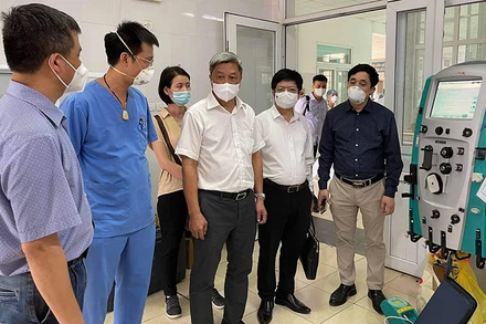 Thứ trưởng Nguyễn Trưởng Sơn kiểm tra đơn vị điều trị tích cực (ICU) mới được Bệnh viện Bạch Mai hỗ trợ thiết lập tại Bệnh viện Phổi tỉnh Bắc Giang.