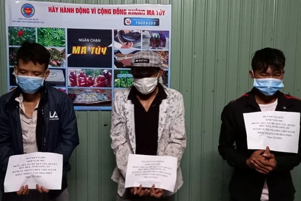 Khởi tố vụ án cùng ba bị can tổ chức cho người khác nhập cảnh trái phép.