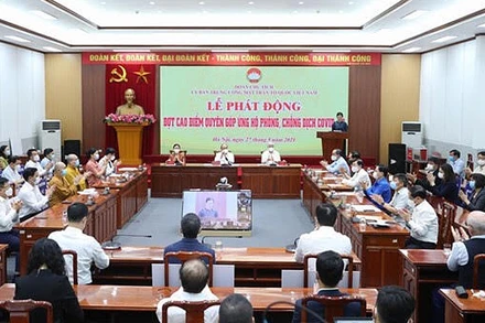 Lễ phát động đợt cao điểm quyên góp ủng hộ phòng, chống dịch Covid-19. (Ảnh: Diệp Vinh Uyên) 