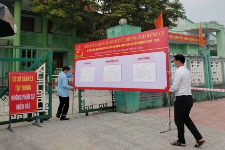 Đưa Bảng niêm yết vào khu cách ly xã Hòa Phong.