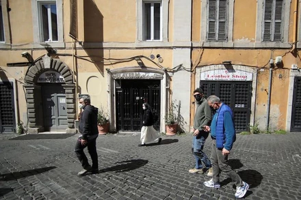Ảnh minh họa: Người dân đeo khẩu trang đi bộ qua các cửa hàng đóng cửa tại Rome, Italy, ngày 30-3-2021, khi các lệnh hạn chế do Covid-19 ở vùng Lazio được nới lỏng. (Ảnh: Reuters)