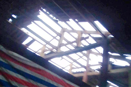 Nhà dân ở xã Liên Minh (thị xã Sa Pa) bị hư hại do dông lốc.