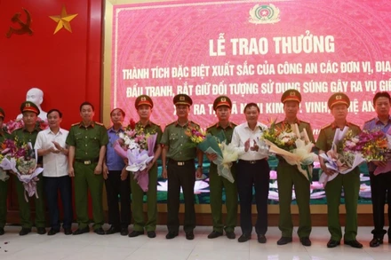 Lãnh đạo tỉnh Nghệ An và Công an Nghệ An trao thưởng cho các đơn vị.