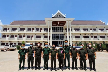 Đoàn chuyên gia Quân y Việt Nam cùng các đồng nghiệp tại tại Viện Y học dự phòng và Vệ sinh Quân đội Lào.