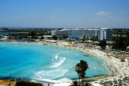 CH Síp yêu cầu du khách phải có xét nghiệm âm tính với Covid-19 có giá trị 72 giờ trước khi khởi hành đến nước này. (Ảnh: AP)