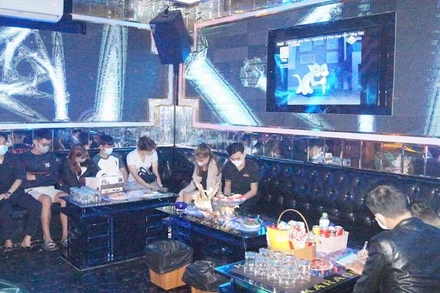 Cơ sở karaoke đông người bất chấp lệnh cấm.