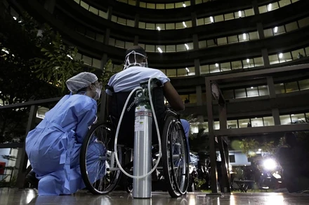 Y tá và người bệnh Covid-19 cùng xem dàn nhạc Brasilia Philharmonic biểu diễn tại bệnh viện ở Brasilia, Brazil, ngày 20-5. (Ảnh: AP)