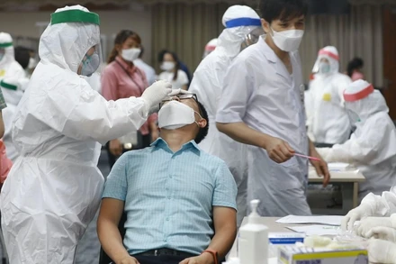 Lực lượng chức năng lấy mẫu xét nghiệm cho công nhân tại Bắc Ninh.