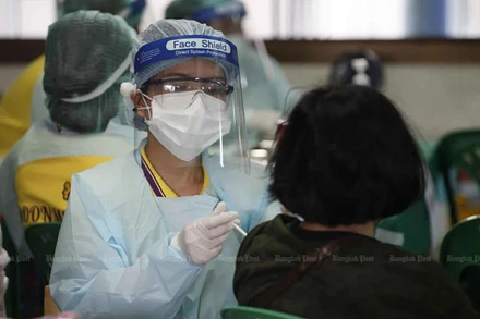 Nhân viên y tế tiêm vaccine ngừa Covid-19 cho người dân ở quận Klong Toey. (Ảnh: Bưu điện Bangkok)