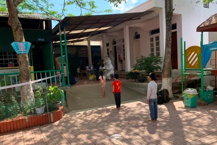 Học sinh trên địa bàn xã Si Pa Phìn chờ lấy mẫu xét nghiệm.