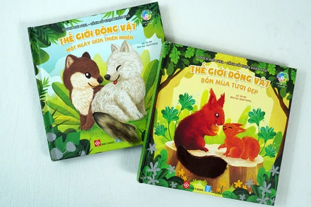 Bé đọc sách bằng… tay