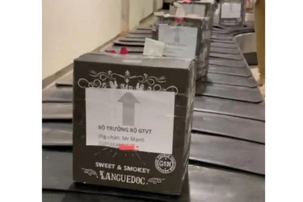 Nhân viên mạo danh Bộ trưởng GTVT để gửi lô hàng hóa từ Hà Nội vào TP Hồ Chí Minh theo đường hàng không. (Ảnh: Cắt từ clip trên MXH)