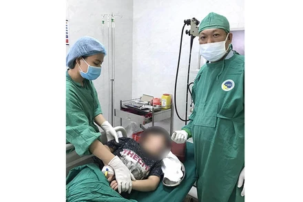 Gắp thành công đồng xu chắn ngang nắp thực quản cho bé trai 8 tuổi.