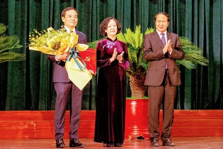 Đồng chí Trương Thị Mai trao Quyết định, tặng hoa chúc mừng tân Bí thư Thành ủy Hải Phòng Trần Lưu Quang.