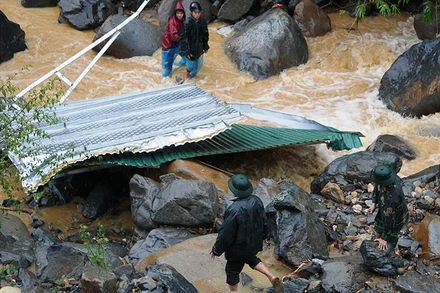 Mái tôn lợp nhà bay xuống suối G9.