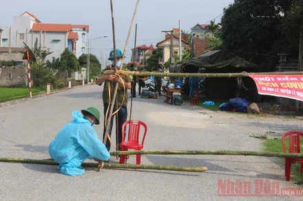 Lập chốt cách ly xã hội tại xã Đạo Lý, huyện Lý Nhân, Hà Nam.