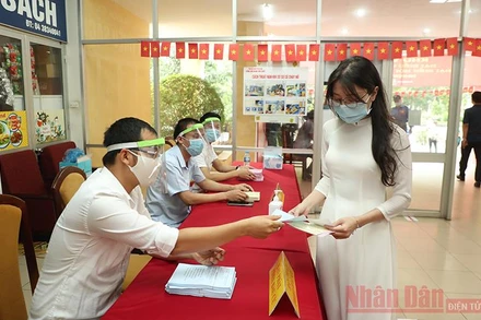 Cử tri là sinh viên tham gia bỏ phiếu tại khu vực bỏ phiếu thuộc quận Cầu Giấy, Hà Nội. Ảnh: DUY LINH