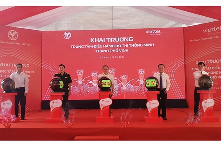 Bấm nút khai trương Trung tâm điều hành đô thị thông minh.