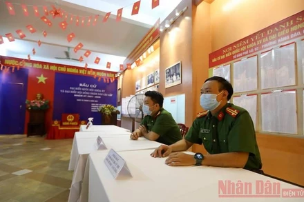 Trắng đêm bảo vệ an toàn các điểm bầu cử