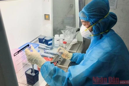 Nhân viên y tế Bệnh viện Đa khoa Đồng Tháp tại phòng xét nghiệm chẩn đoán SARS-CoV-2