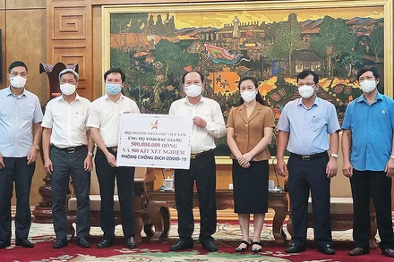 Đại diện Hội Doanh nhân trẻ Việt Nam trao kinh phí trị giá 500 triệu đồng và 500 bộ kit xét nghiệm tặng tỉnh Bắc Giang.