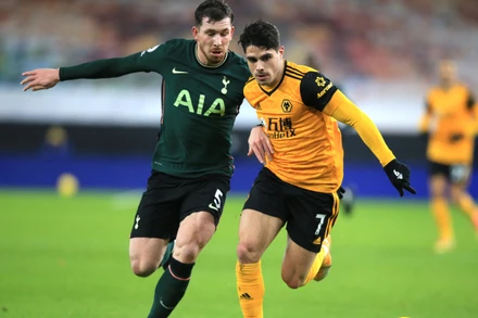 Hojbjerg (trái) tranh chấp đầy mạnh mẽ với “sao mai” Pedro Neto. (Ảnh: Goal)