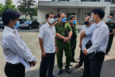 Lãnh đạo UBND tỉnh Đồng Nai kiểm tra ở khu cách ly tập trung trên địa bàn.