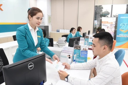 Khách hàng giao dịch tại chi nhánh ngân hàng ABBANK.