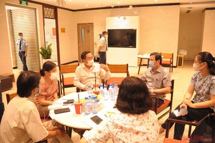 Sở Y tế làm việc với đại diện tòa nhà 65 Nguyễn Du, Quận 1. (Ảnh: HCDC)