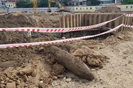 Phát hiện quả bom dưới trung tâm thương mại ở Hải Dương.