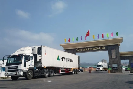Các xe chở hàng hóa XNK được dán tem niêm phong trước khi vào TP Móng Cái.