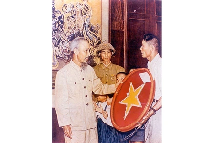 Đáp lại tình cảm của Người, ngay sau ngày Hà Nội giải phóng, những người thợ điện Thủ đô kính tặng Bác biểu tượng Sao Vàng năm cánh kết bằng bóng đèn.