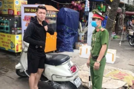 Cùng việc đẩy mạnh tuyên truyền, nâng cao nhận thức người dân, lực lượng chức năng của Hà Nội cũng xử lý nghiêm các trường hợp vi phạm quy định phòng, chống dịch.