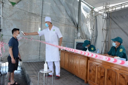 Kiểm tra thân nhiệt tại chốt kiểm dịch y tế đường vào TP Yên Bái.