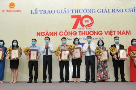 Thứ trưởng Công thương Đỗ Thắng Hải và Thứ trưởng Thông tin và Truyền thông Hoàng Vĩnh Bảo trao giải cho các tác giả có tác phẩm đạt giải B của cuộc thi.