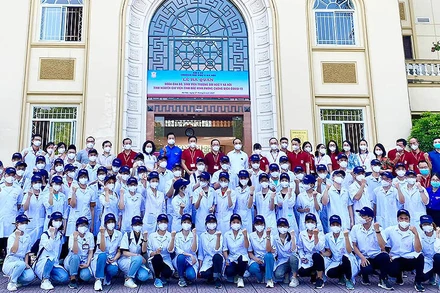 Đoàn tình nguyện của Trường Đại học Y Hà Nội xuất quân hỗ trợ tỉnh Bắc Ninh.