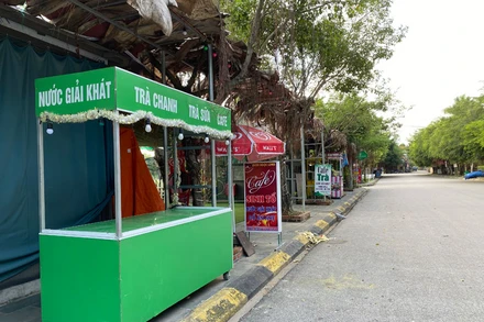 Nhiều cửa hàng giải khát, cà-phê ở TP Ninh Bình chấp hành nghiêm việc đóng cửa để phòng chống dịch Covid-19.