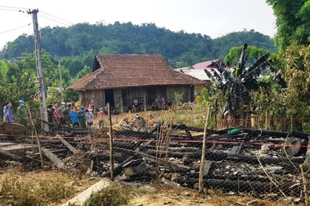 Hiện trường ngôi nhà của chị Tẩn Tỏ Mẩy bị thiêu rụi trong đêm 18-5.