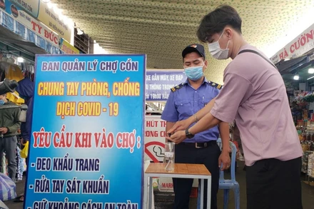 Người dân nghiêm túc thực hiện quy định khi ra, vào chợ.