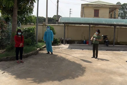 Đối tượng F1 (áo đỏ ) bị Công an tỉnh Hà Nam bắt giữ khi trốn khỏi khu cách ly.