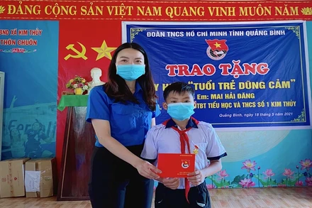 Trao huy hiệu “Tuổi trẻ dũng cảm” cho em Mai Hải Đăng.