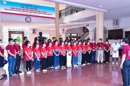 Lễ ra quân của cán bộ, sinh viên Trường đại học Y Hà Nội chi viện tỉnh Bắc Ninh phòng chống dịch Covid-19. Ảnh: Trường đại học Y Hà Nội