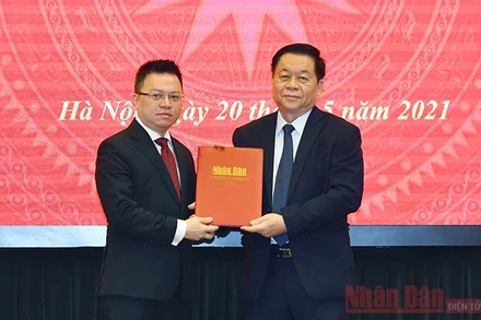 Trưởng Ban Tuyên giáo Trung ương Nguyễn Trọng Nghĩa trao Quyết định của Bộ Chính trị phân công đồng chí Lê Quốc Minh giữ chức vụ Tổng Biên tập Báo Nhân Dân. Ảnh: Duy Linh