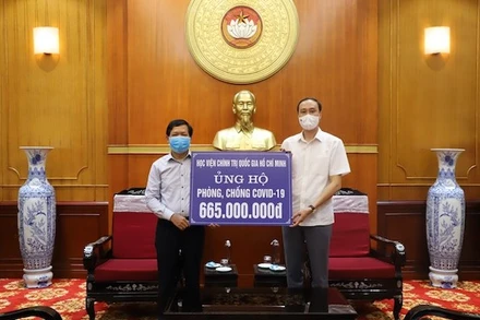 Học viện Chính trị quốc gia Hồ Chí Minh ủng hộ phòng, chống Covid-19. (Ảnh: HƯƠNG DIỆP)