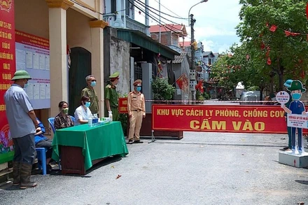 Các lực lượng chức năng: y tế, công an, quân đội, chính quyền giám sát hoạt động cách ly của người dân. 