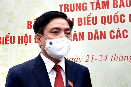 Tổng Thư ký Quốc hội, Chánh Văn phòng Hội đồng Bầu cử Quốc gia Bùi Văn Cường trao đổi với phóng viên trưa 23-5, tại Trung tâm Báo chí, Tòa nhà Quốc hội.