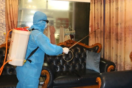 Phun khử khuẩn tại nhà của bệnh nhân N.T.H. (xã Tượng Sơn, huyện Thạch Hà, Hà Tĩnh).