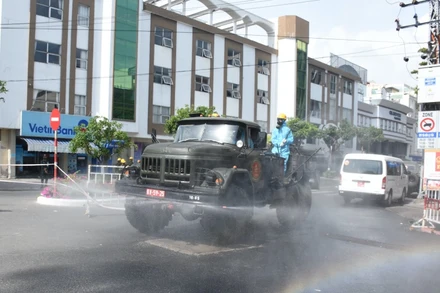 Đà Nẵng phun khử trùng khu vực Bar New Phương Đông.
