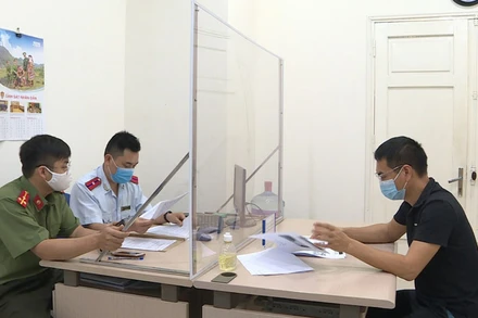 Thanh tra Sở Thông tin và Truyền thông Hà Nội xử phạt vi phạm hành chính đối với ông Trần Văn Duy.